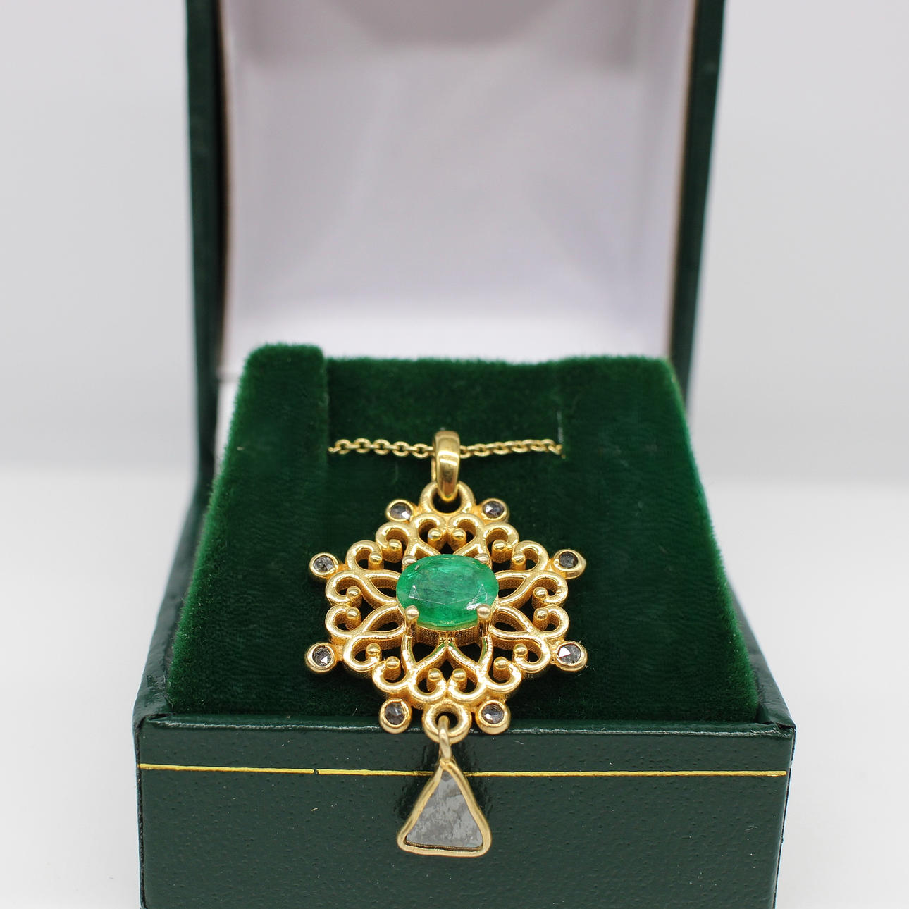 EMERALD & DIAMOND PENDANT NECKLACE.