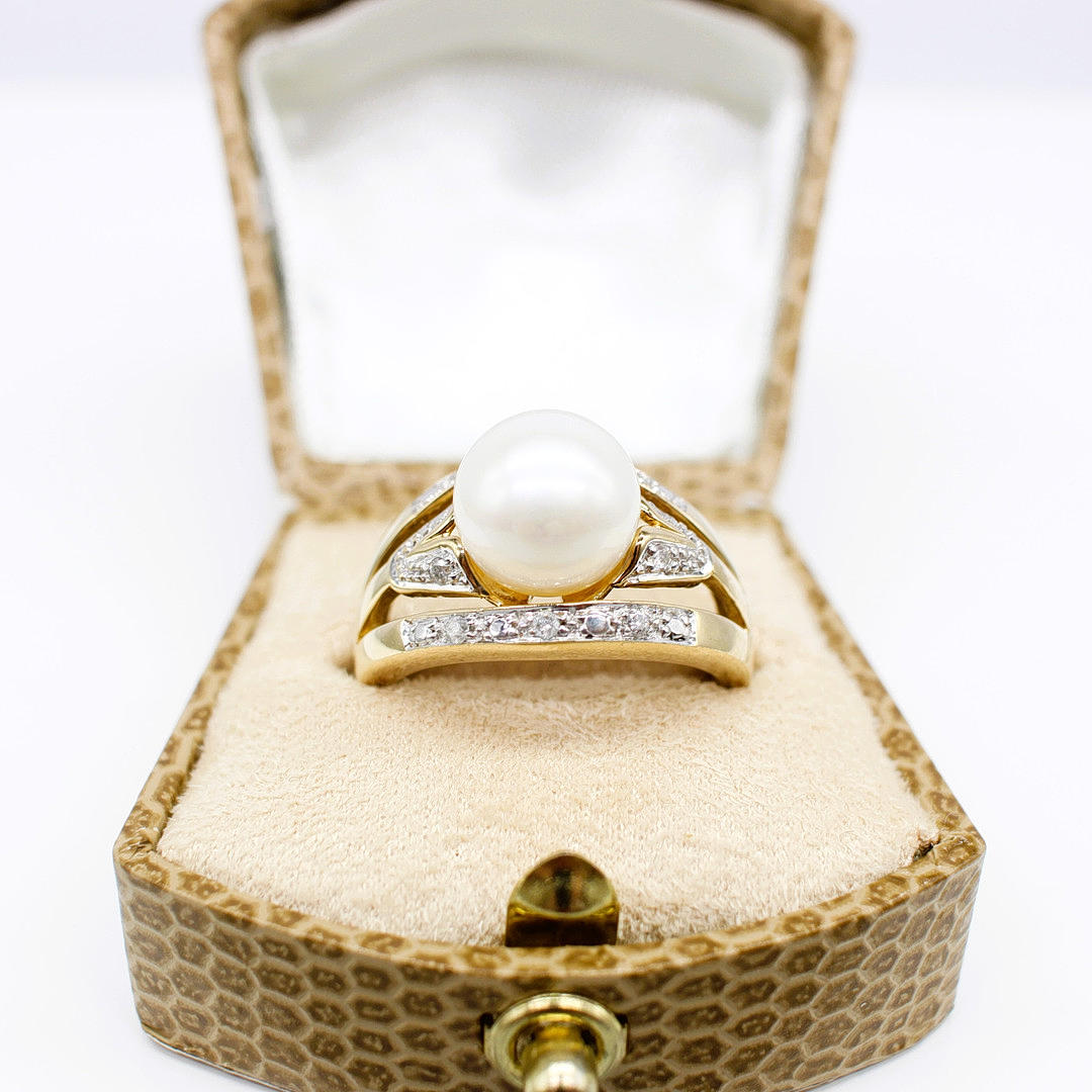 DIAMOND AND PEARL RING.