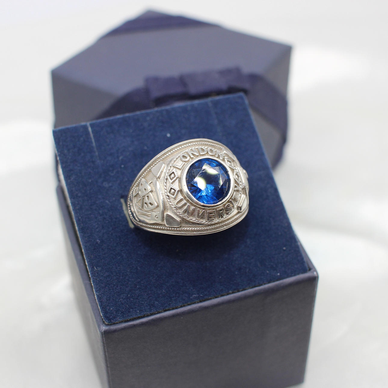 SILVER SIGNET RING WITH BLUE STONE.