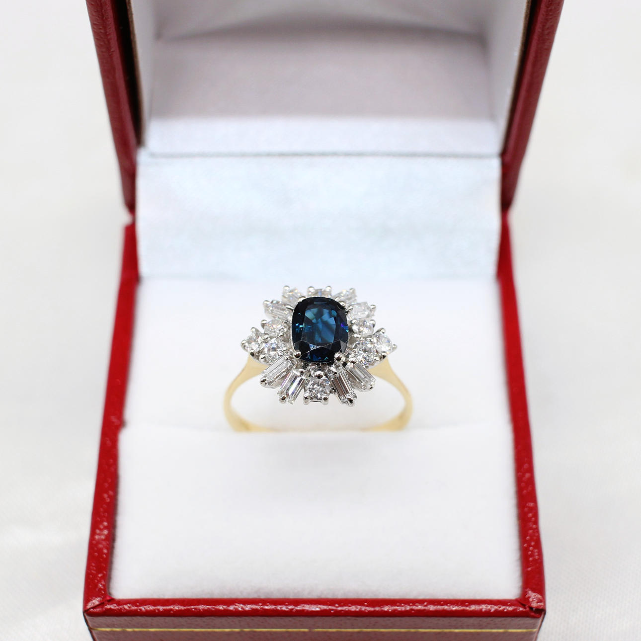 1.00CT SAPPHIRE & DIAMOND CLUSTER RING.