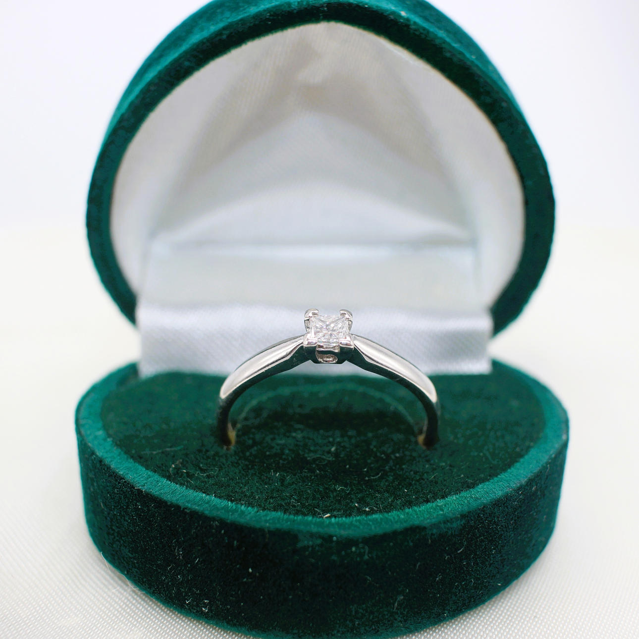 18K DIAMOND SOLITAIRE RING PRINCESS CUT.