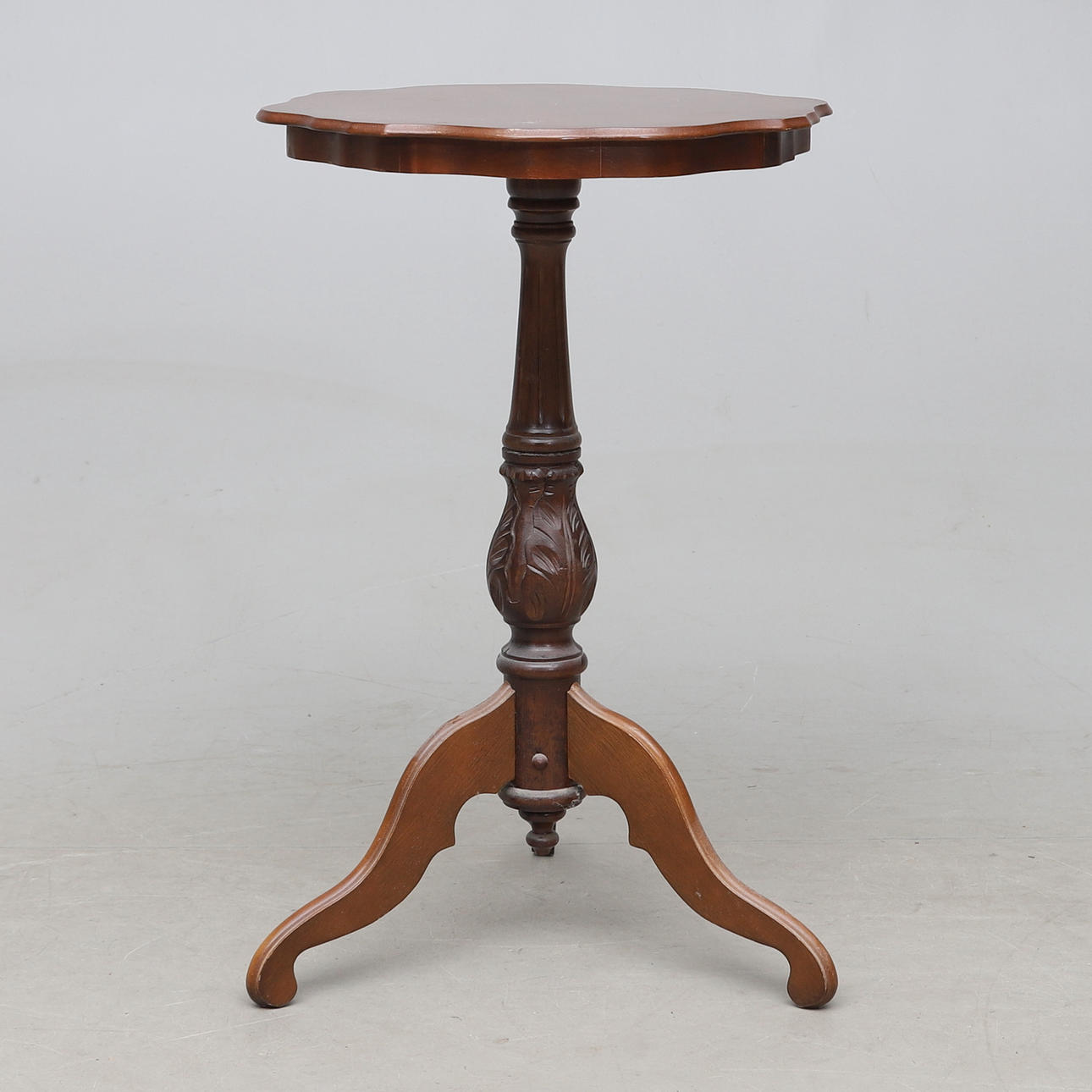 A 20th century hardwood pillar table. Furniture - Tables - Auctionet