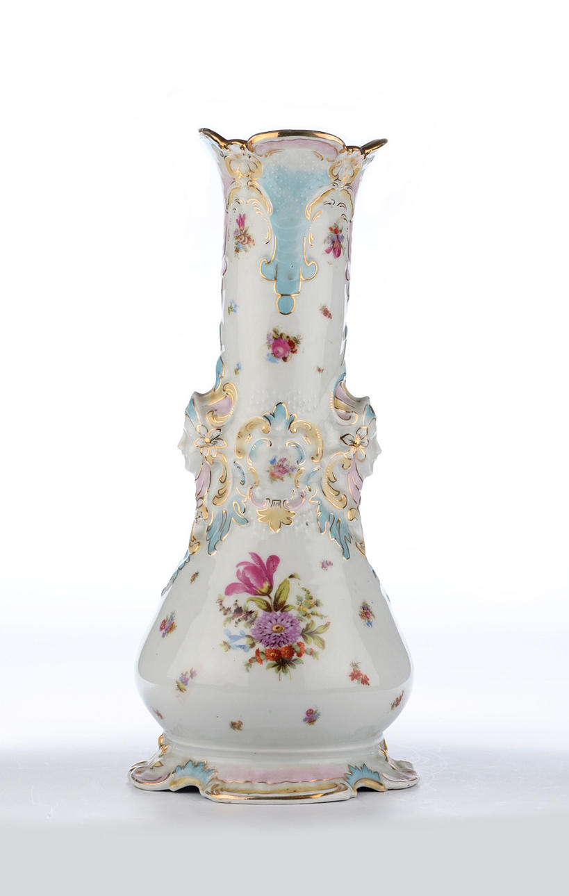 HANDMÅLAD VAS med maskaroner. Blomma målning och guld ansökan.