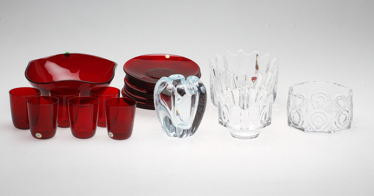 GLASFÖREMÅL, bland annat Reijmyre, Orrefors.