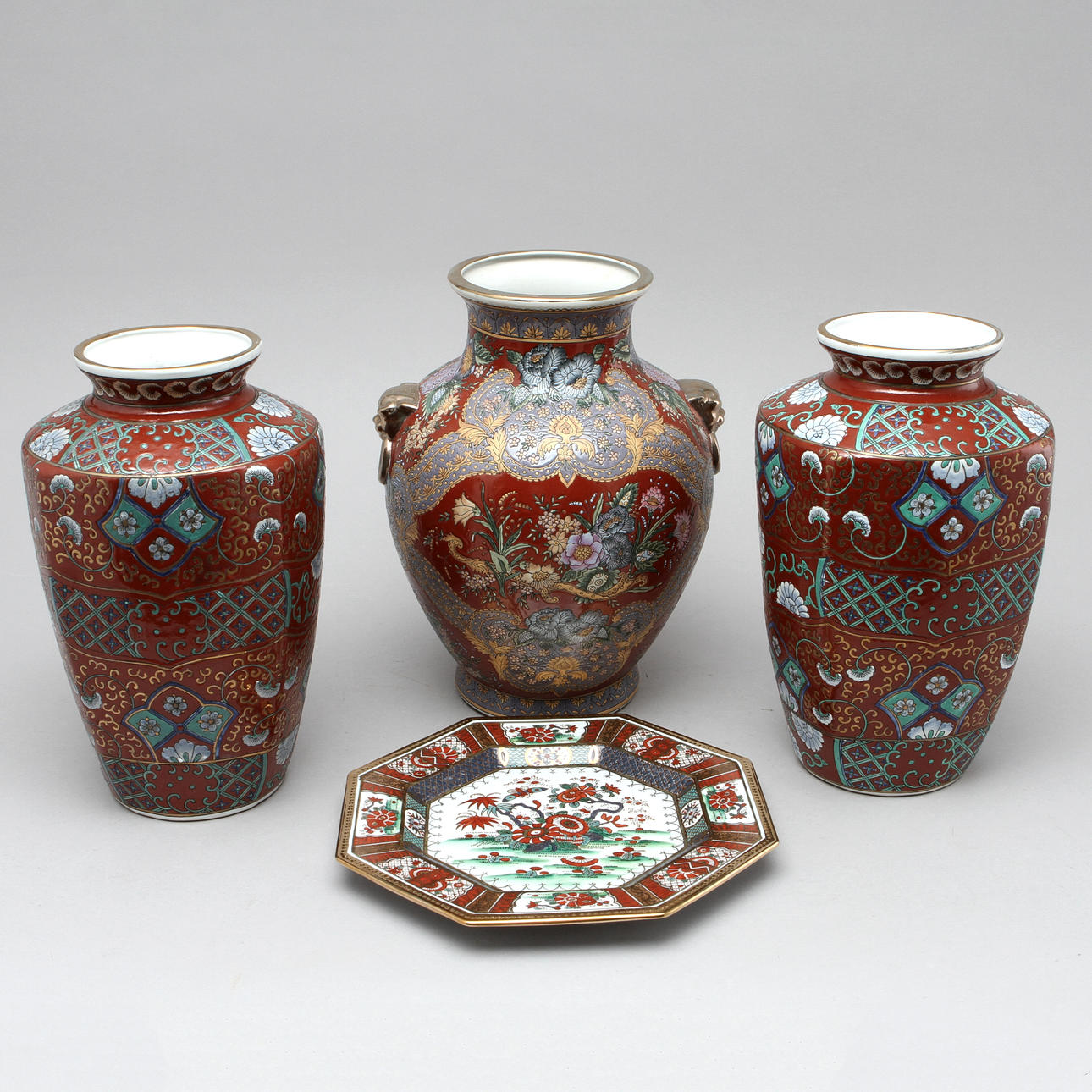 VASER, 3 st samt FAT, porslin, Kina, 19/2000-tal.