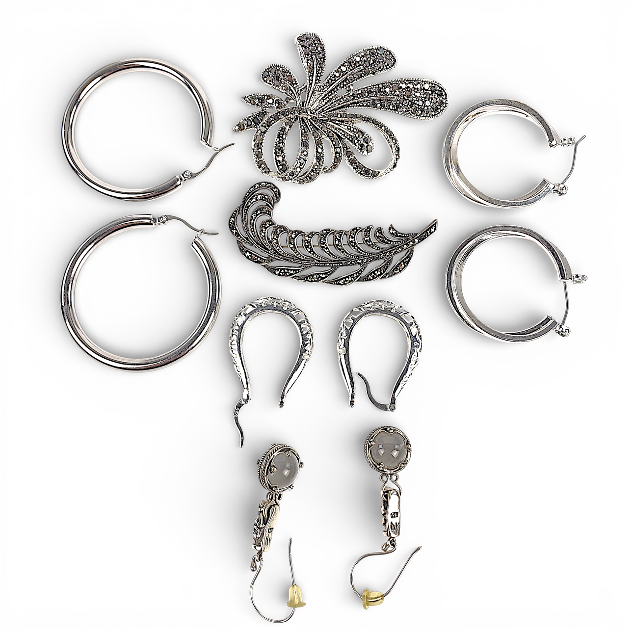 BROSCHER samt ÖRHÄNGEN, silver/bijouterier, 6 delar.