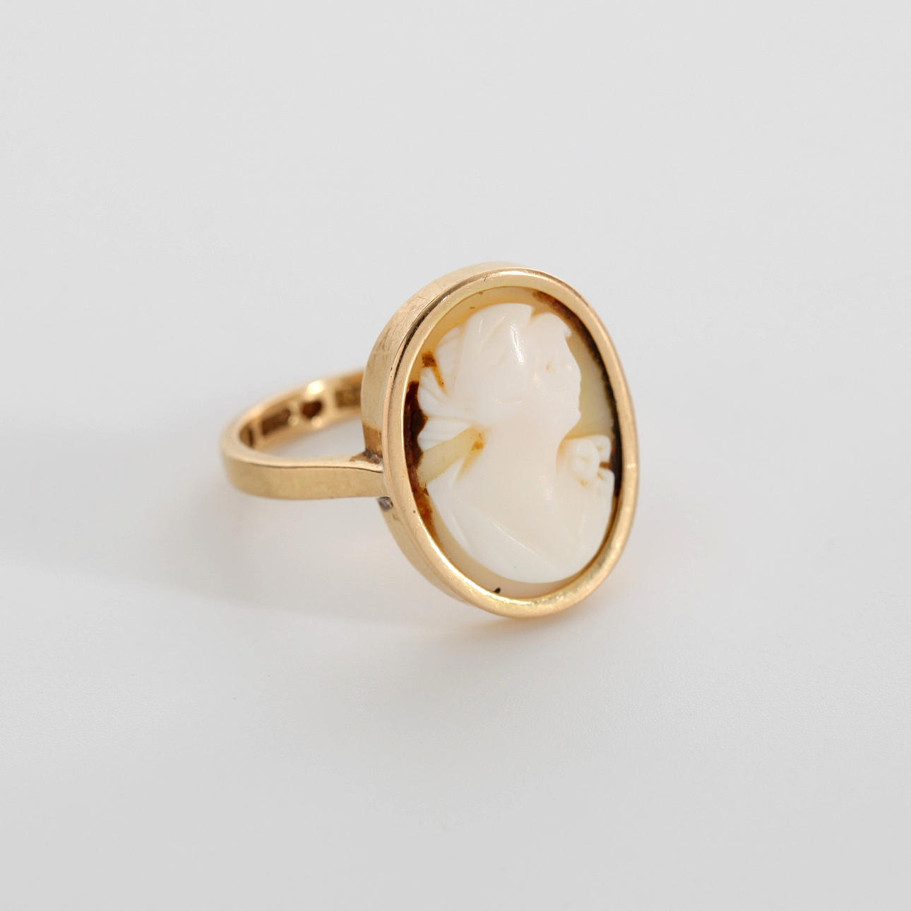 RING WITH CAMEL, 18K gold, 1943.