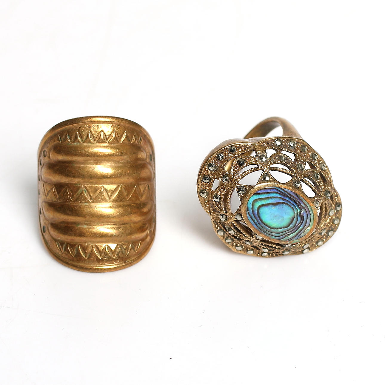 RINGAR, 2 st, brons, markasiter och pärlemor, bl.a. Kalevala, Finland, 1900-tal.