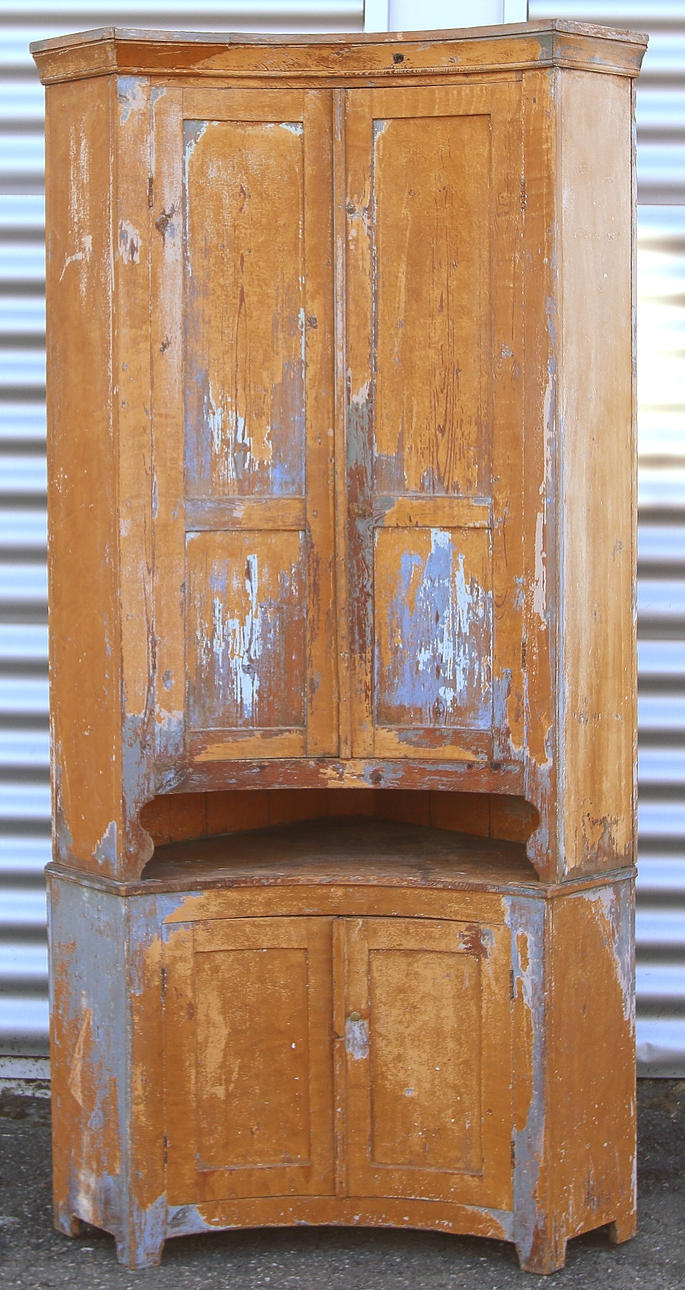 HÖRNSKÅP, allmoge, 1800-tal.