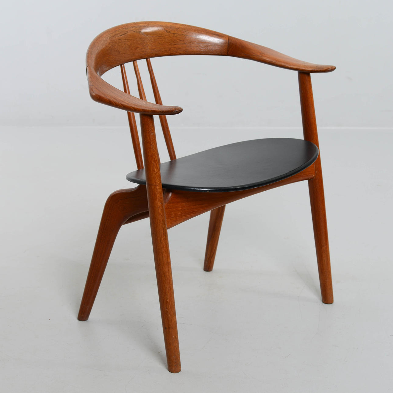 ARNE HOVMAND-OLSEN. Karmstol, modell 408, Mogens Kold Møbelfabrik, Danmark, 1950-tal.