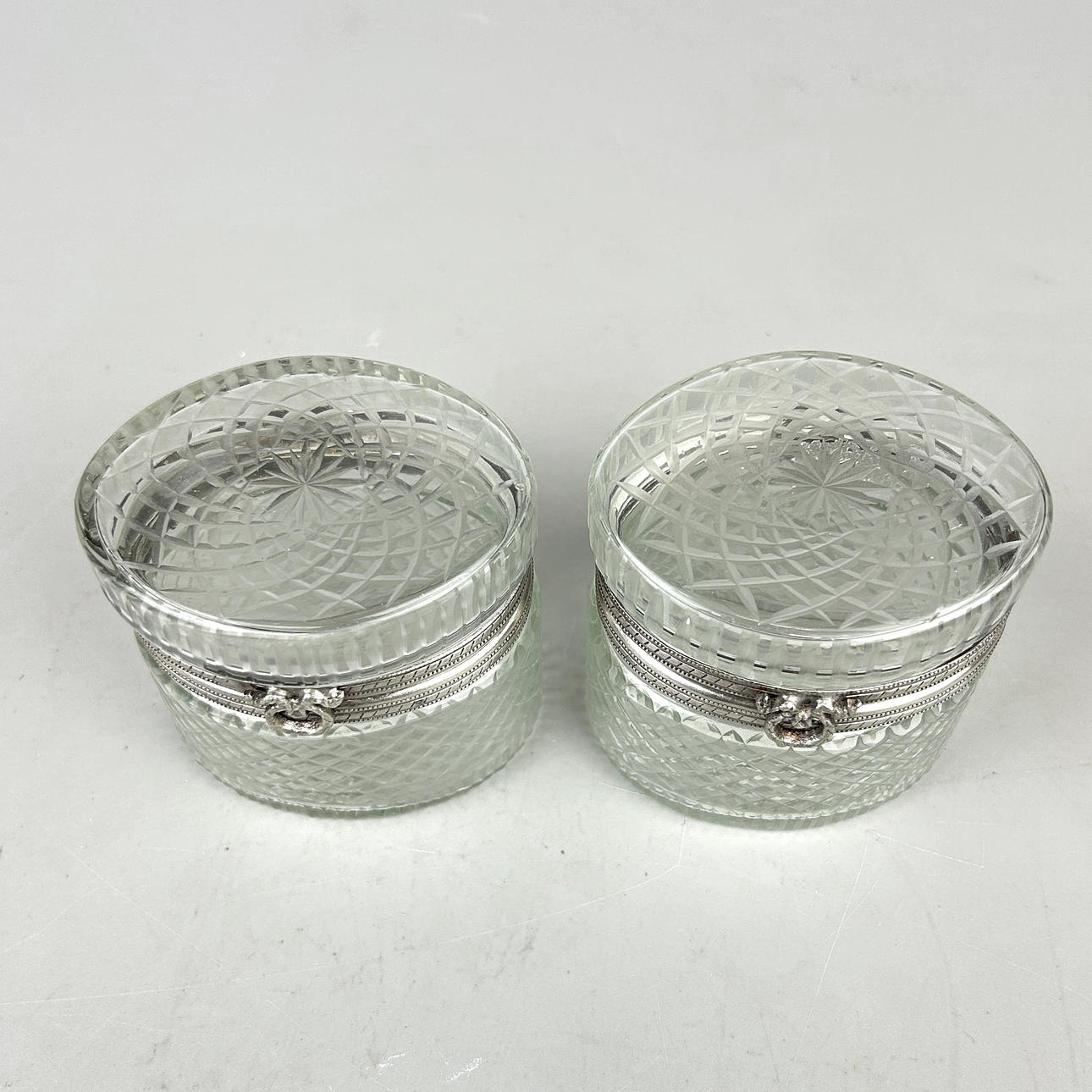 SMALL PAIR OF CUT GLASS BOXES. Glass - Utility glass - Auctionet