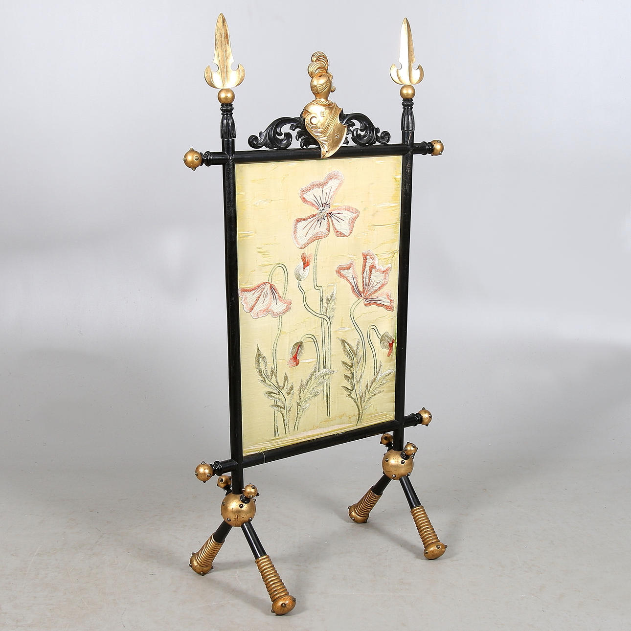 BRASSKÄRM, svärtat trä med sidenbroderi, omkring sekelskiftet 18/1900-tal.