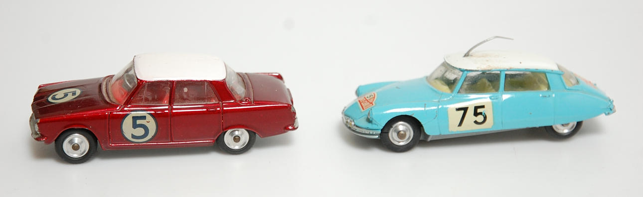 MODELLBILAR, Corgi, " Citroen DS 19 , Rover 2000 ".