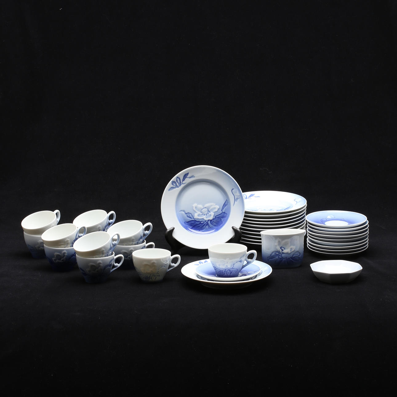 MOCCASERVIS, porslin, 36 delar "Julros" Bing & Gröndahl, Danmark.