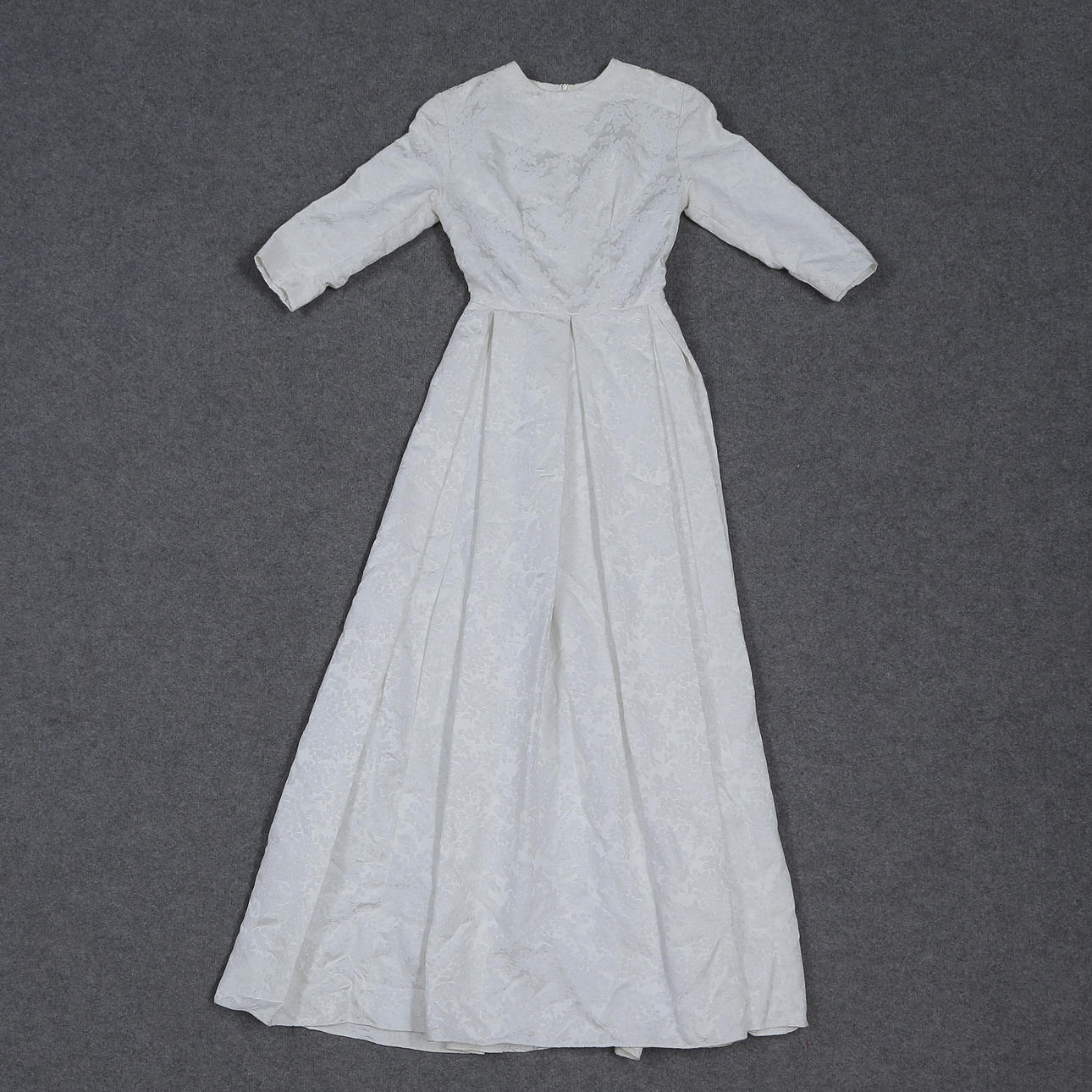 BRUDKLÄNNING SAMT KLACKSKOR ITALY (STORLEK 36).