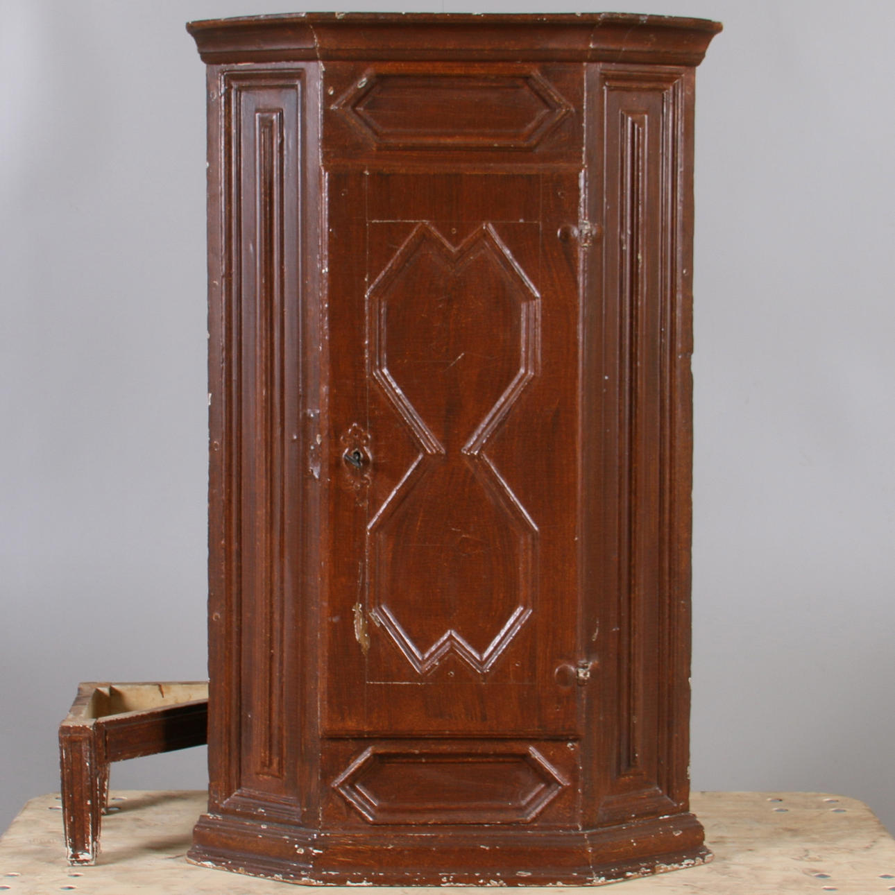 HÖRNSKÅP, allmoge, drickamålat, 1800-tal.