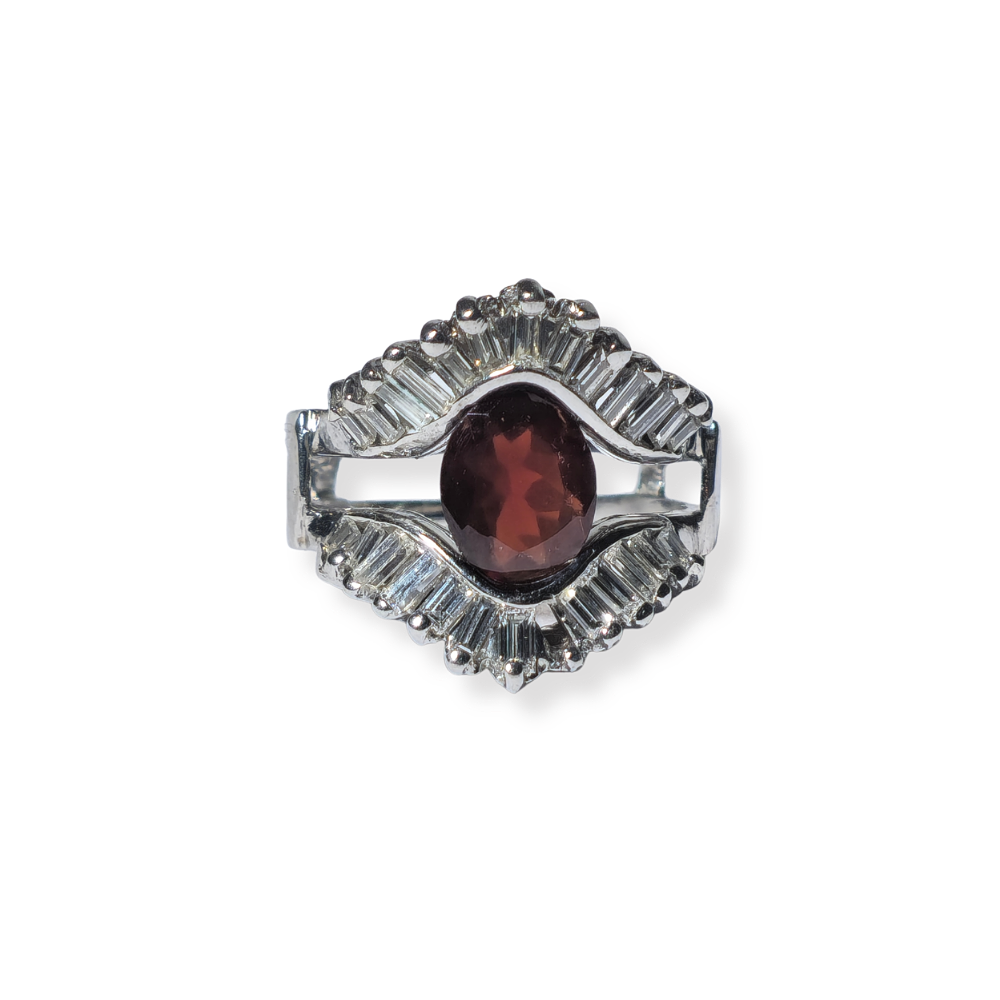LARGE RING IN WHITE GOLD WITH DIAMONDS AND RED GARNET.