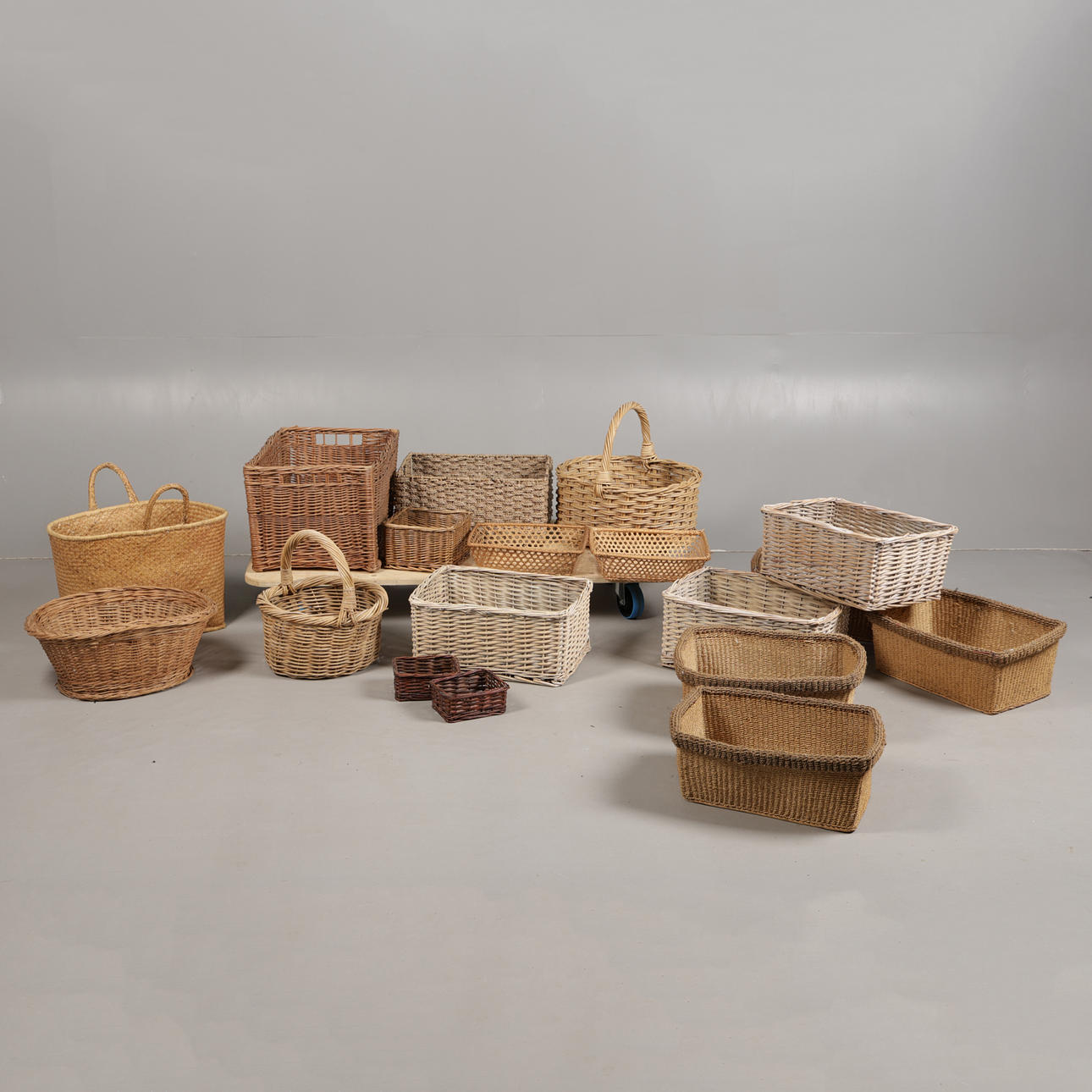 A COLLECTION OF WICKER BASKETS (QTY).