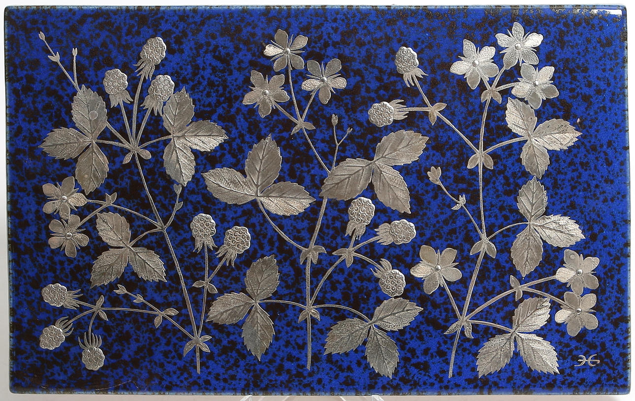 VÄGGPLAKETT, stengods med silverdekor, "Åkerbär, Norrbotten", Heinz Erret, Gustavsberg, 1900-tal.
