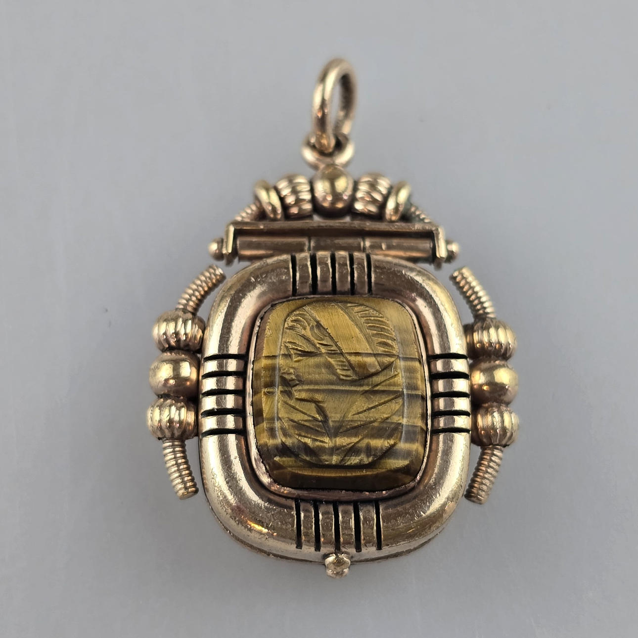 MEDALLION PENDANT - GILT METAL.