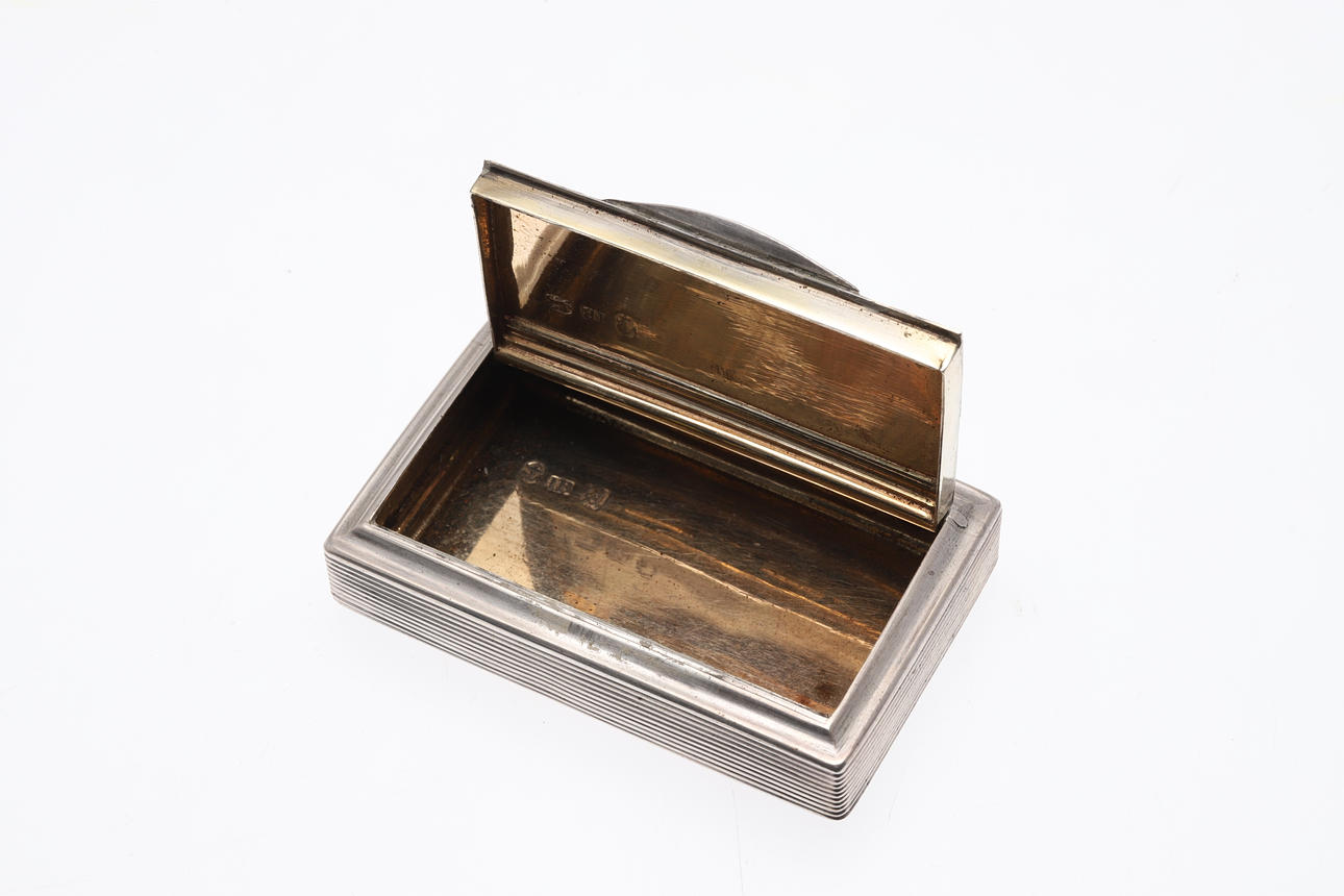 A GEORGE IV SILVER SNUFF BOX. Silver & Metals - Silver - Auctionet