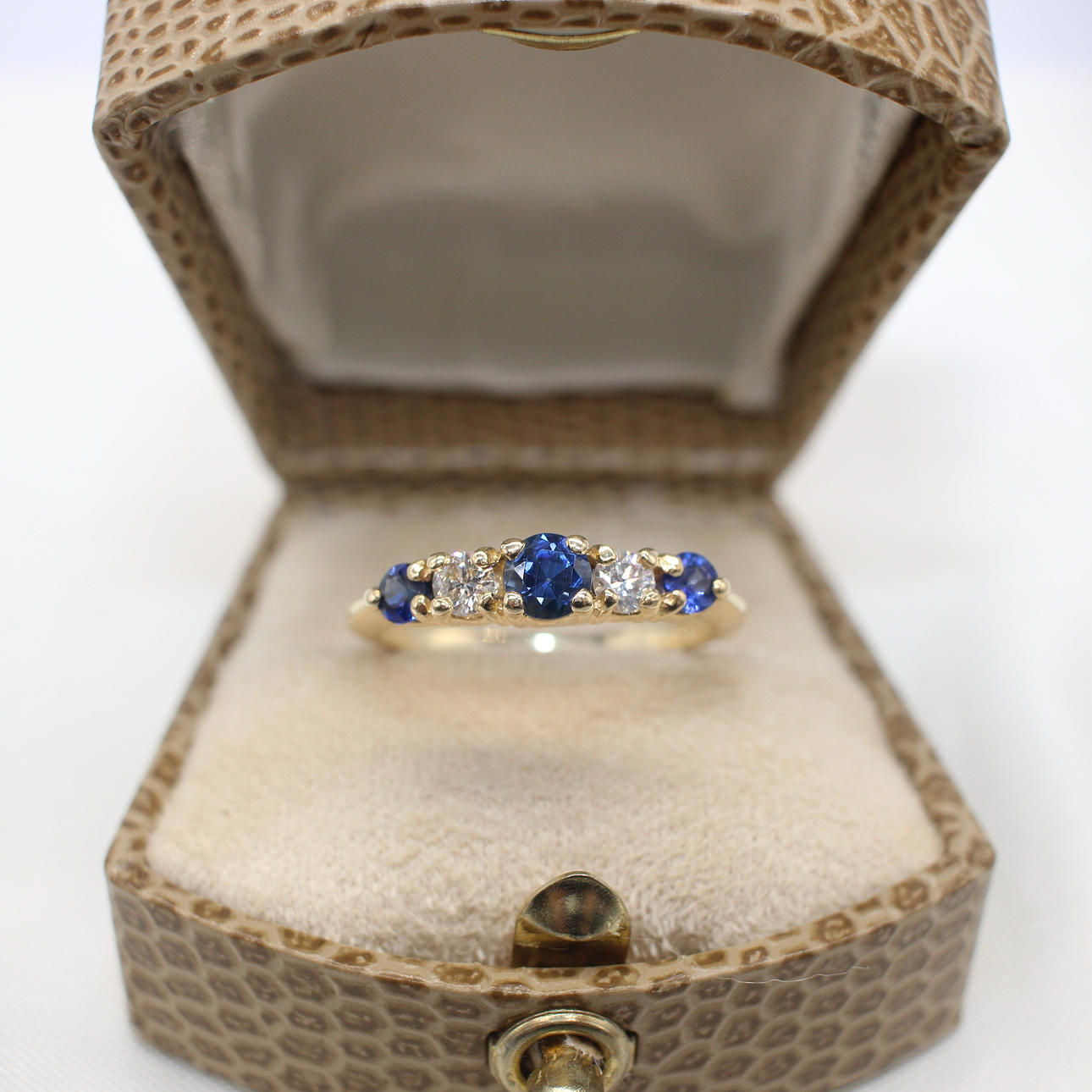 DIAMOND & SAPPHIRE GRADUATED RING.
