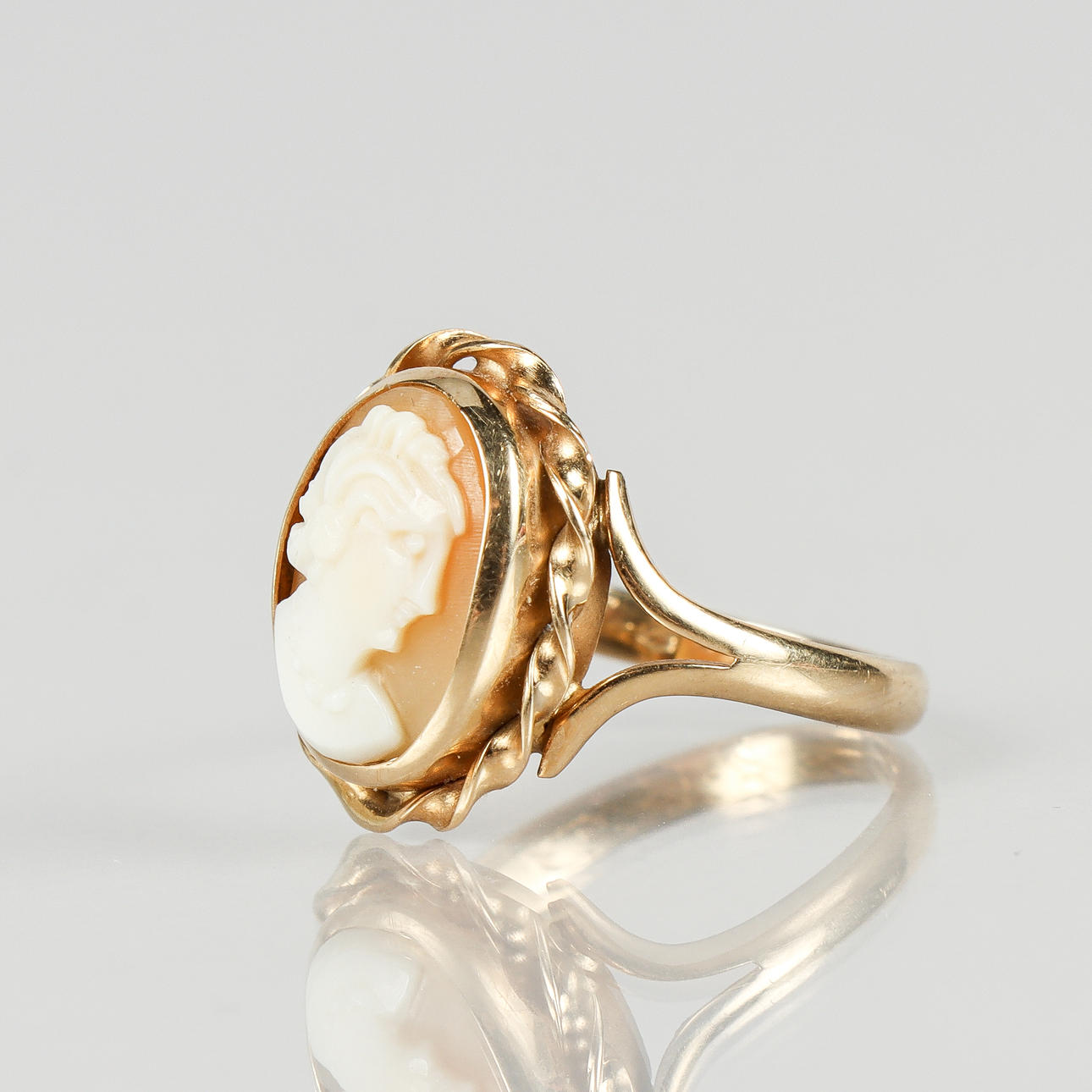 RING 18k guld med kamé.