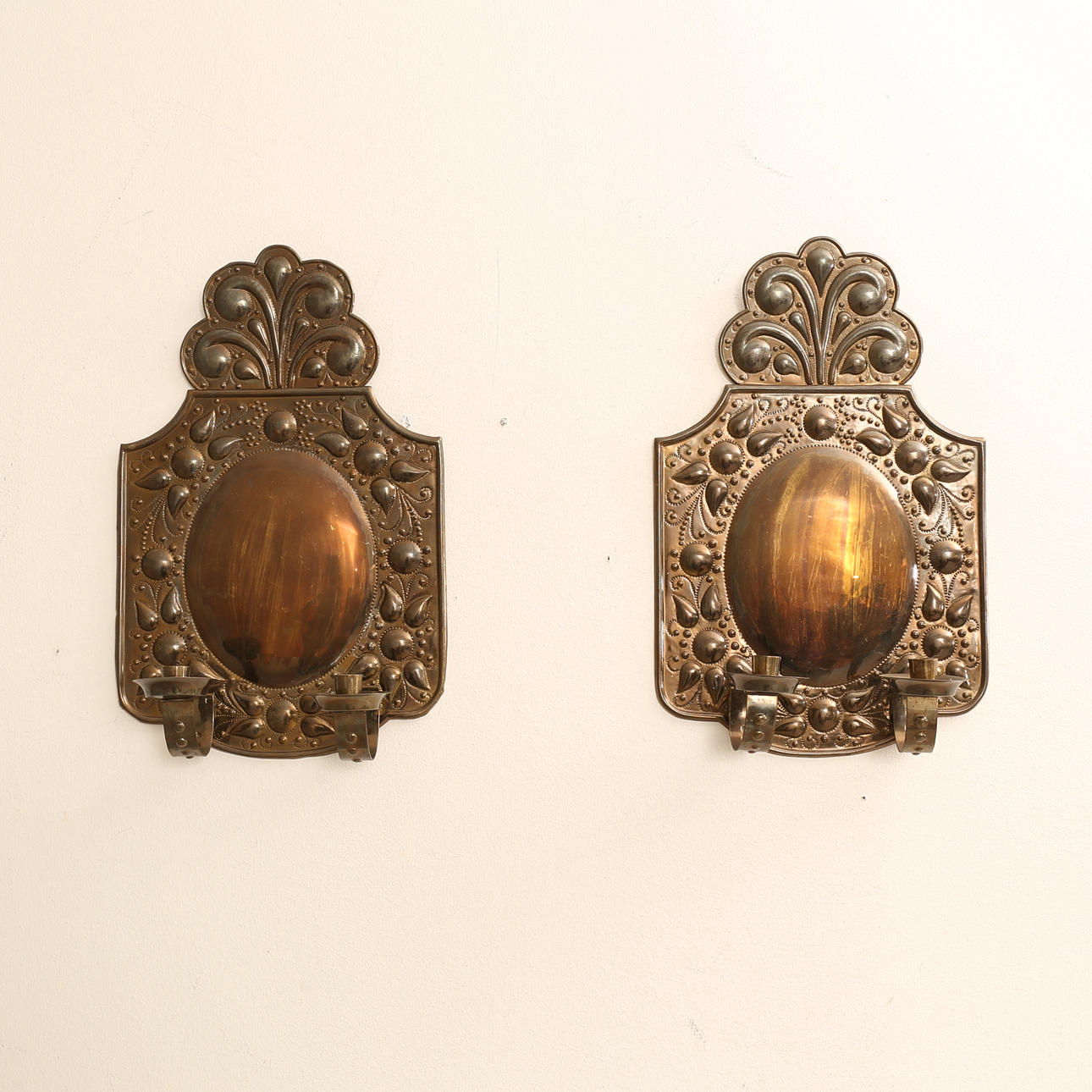 LJUSPLÅTAR, 2 stycken, mässing, 1900-tal.