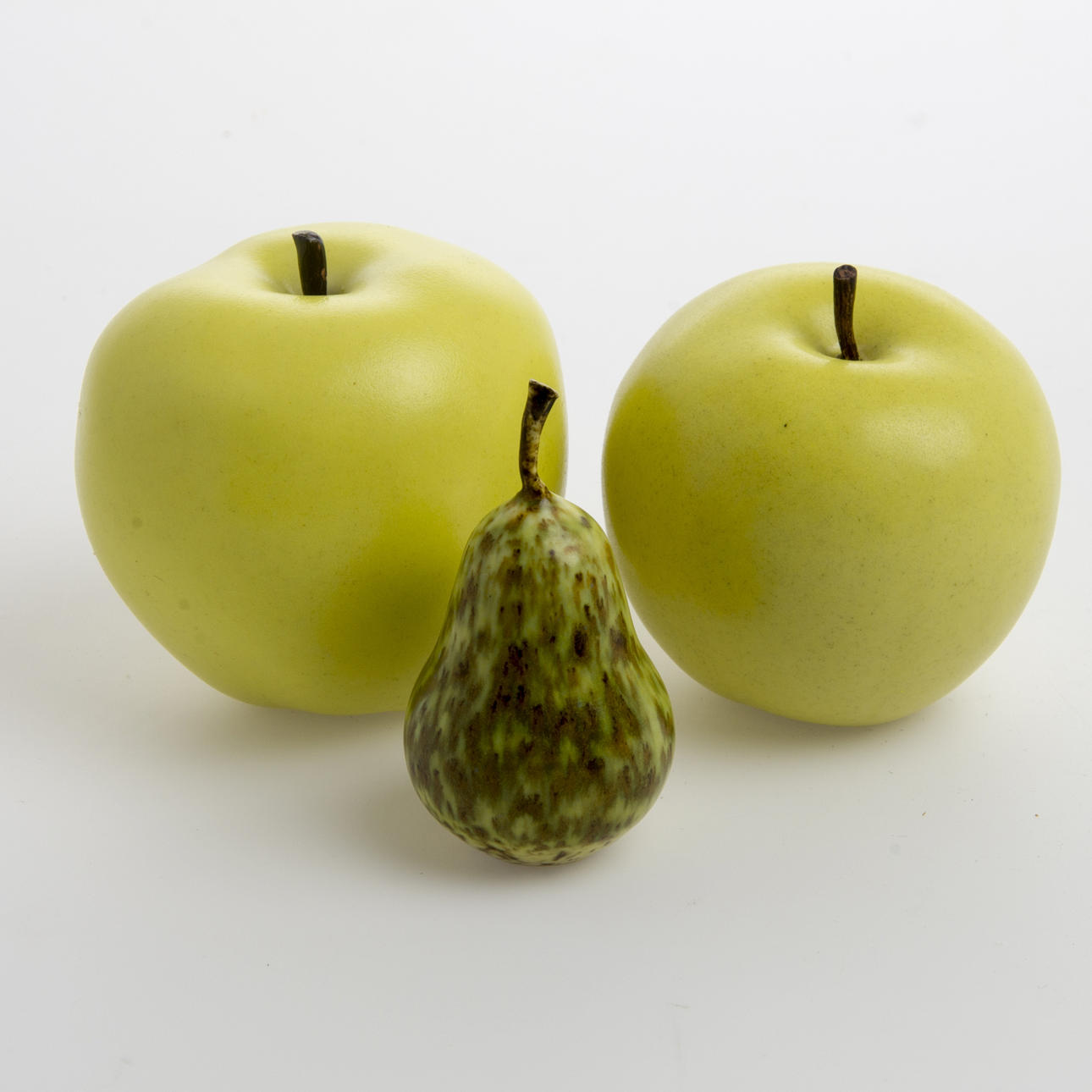 SKULPTURER, 3 delar, äpplen samt päron, monogramsignerade JI.
