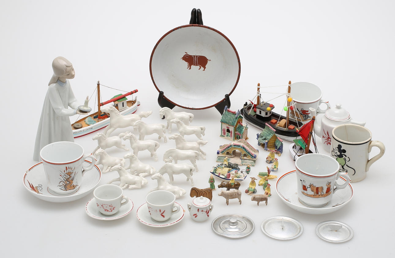 FIGURINER, MINIATYRER m m, porslin, trä, emaljerat.