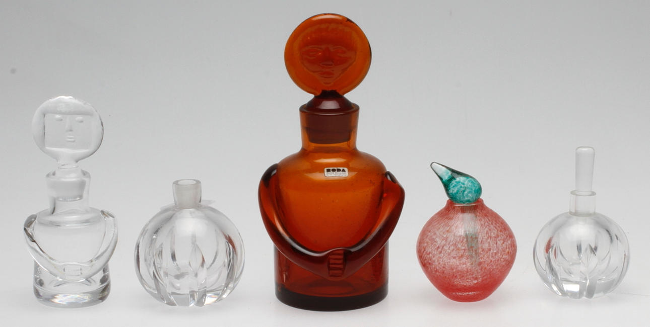 KARAFFINER OCH FLAKONGER, 5 st, glas, Erik Höglund, Orrefors och Gunnel Sahlin, Kosta Boda, signerade.
