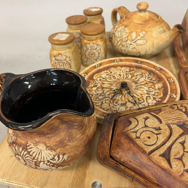 QUANTOCK POTTERY SOMERSET. Ceramics & Porcelain - Tableware - Auctionet