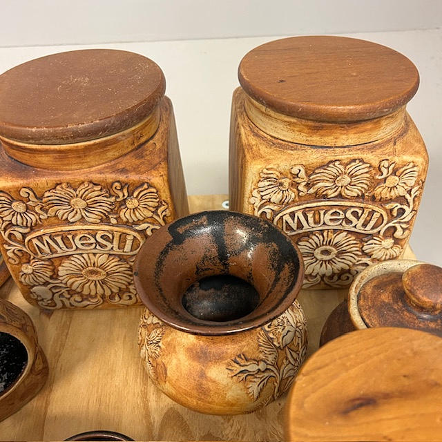QUANTOCK POTTERY SOMERSET. Ceramics & Porcelain - Tableware - Auctionet