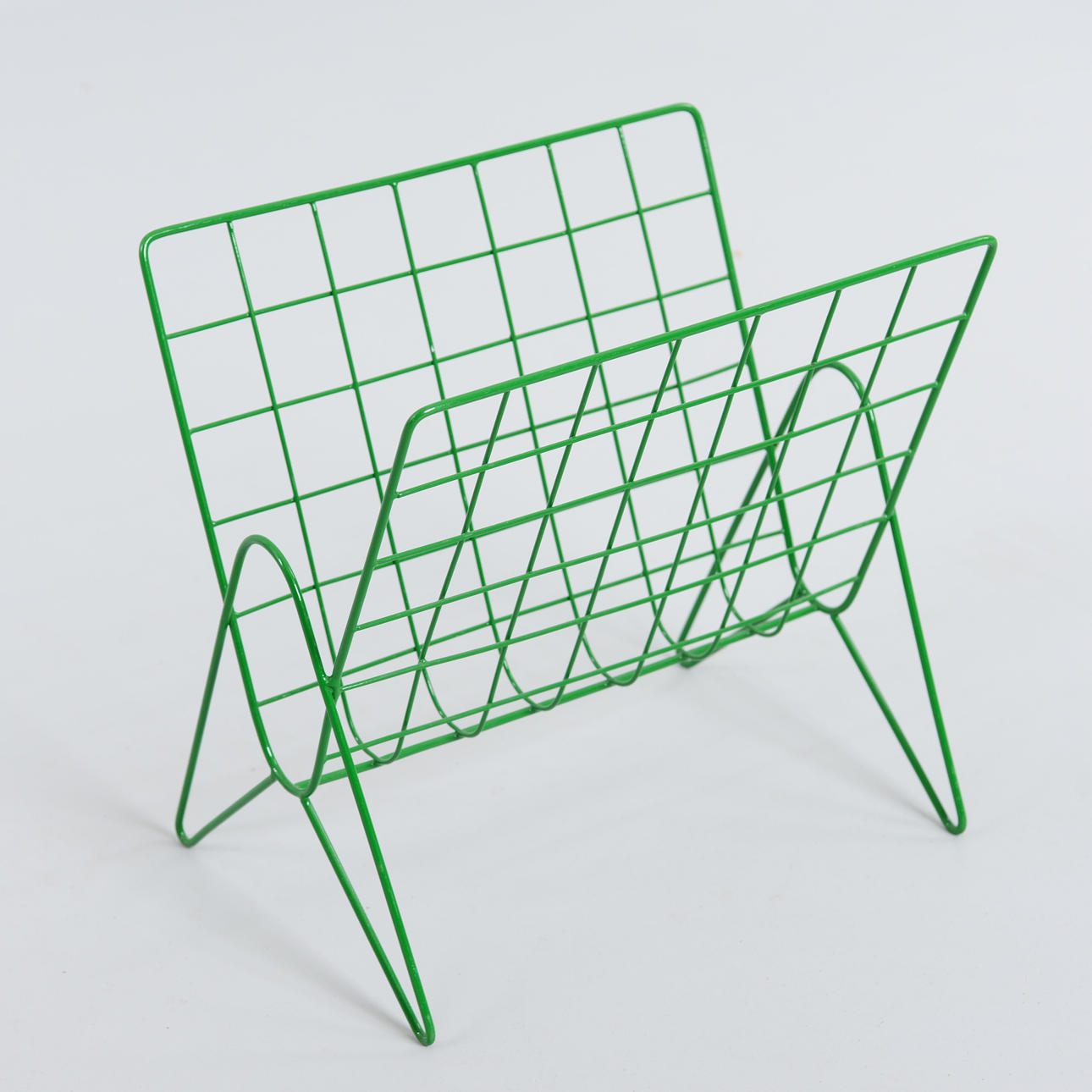 1900/21st-century magazine rack. Silver & Metals - Other metals - Auctionet