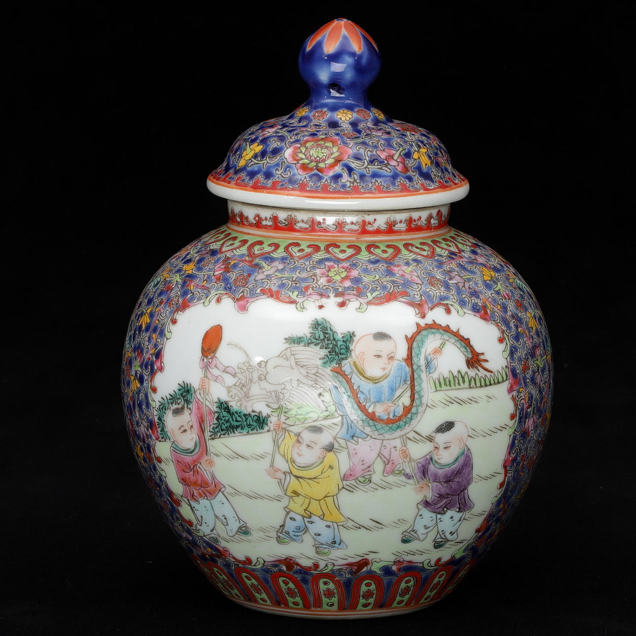 LOCKURNA, porslin, Kina, 1900-tal.