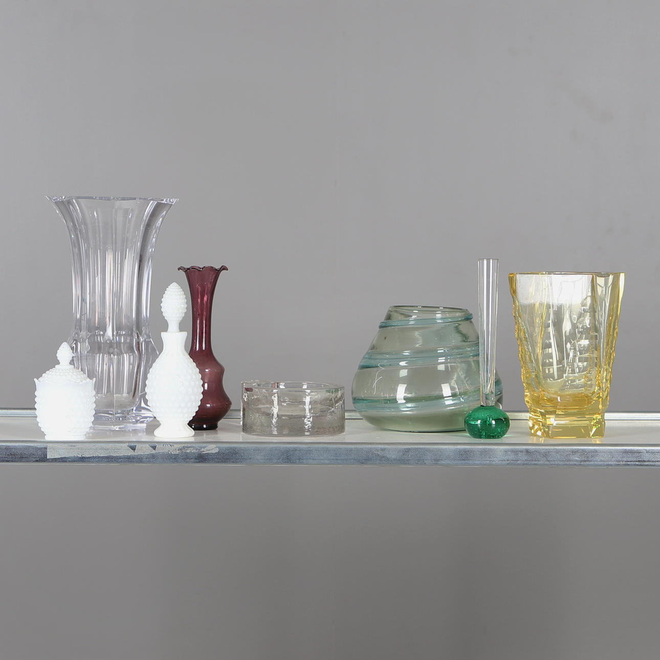 SELECTION OF DECORATIVE ART GLASS. Glass - Art glass - Auctionet