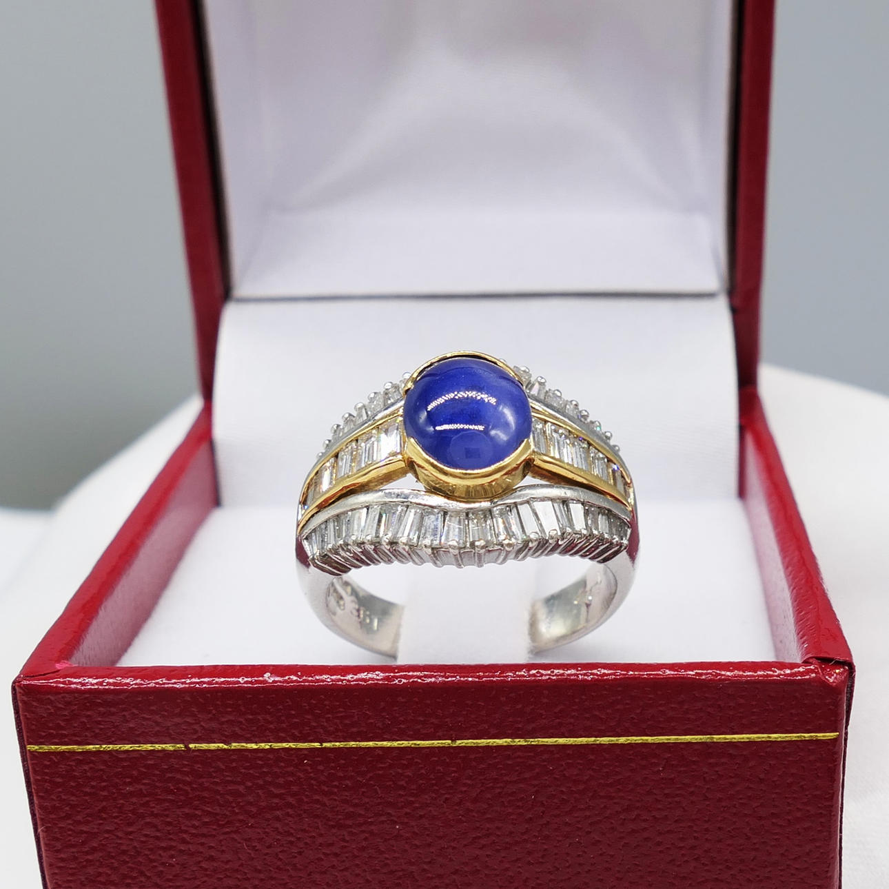 SAPPHIRE & DIAMOND dress ring.