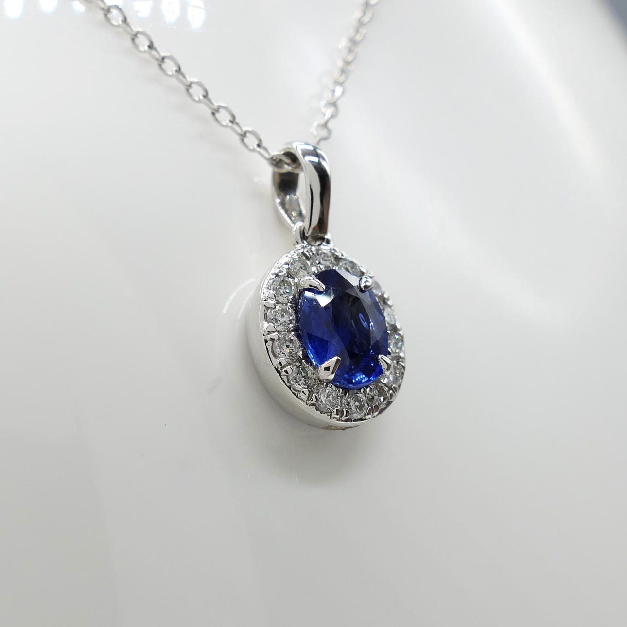 SAPPHIRE & DIAMOND cluster necklace, white gold.