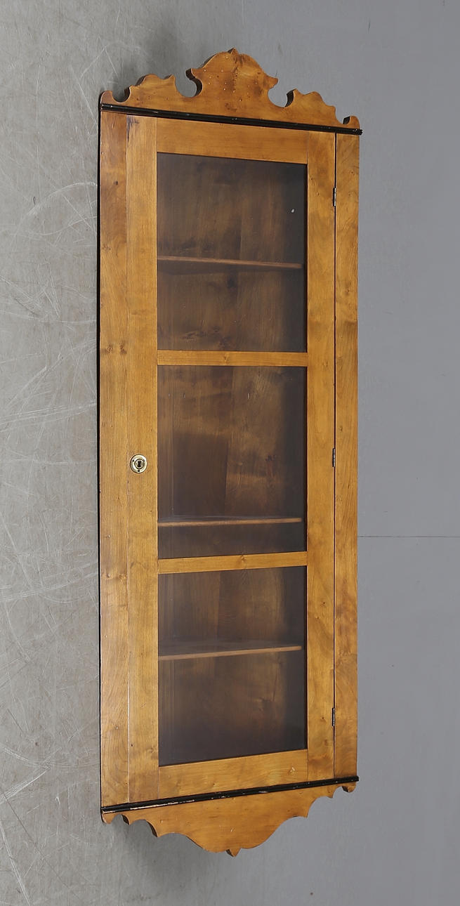 HÄNGHÖRNSKÅP, 1800-tal.