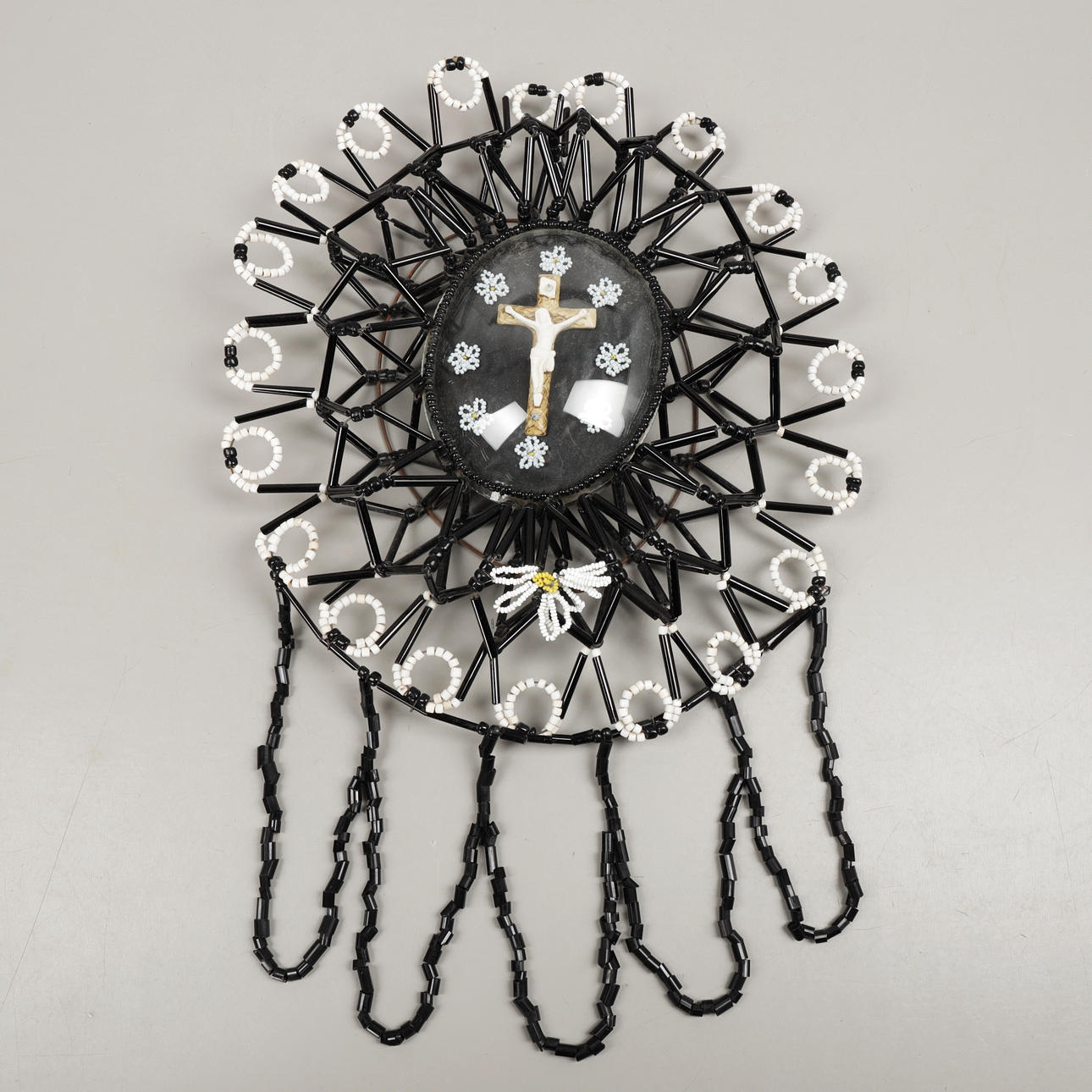 KRUCIFIX, väggprydnad, glas/plast, 1900-tal.