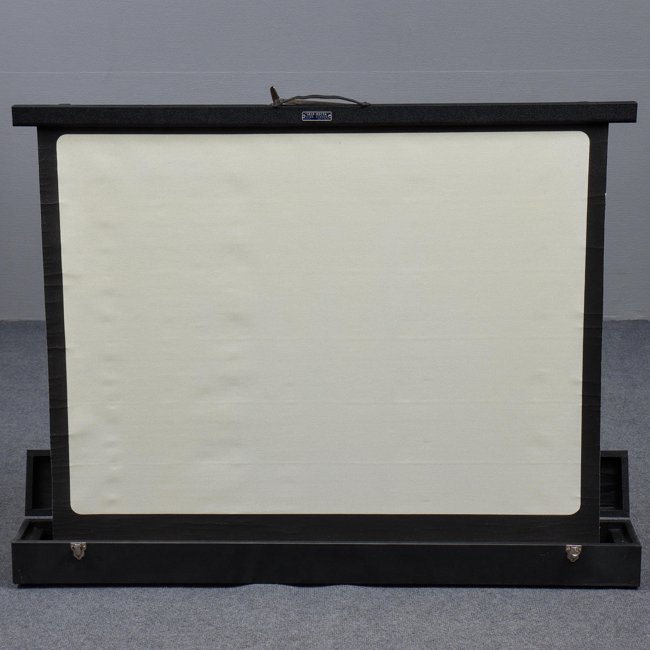 BIODUK I LÅDA "SELF-RECTA" CINE SCREEN, MADE IN ENGLAND.