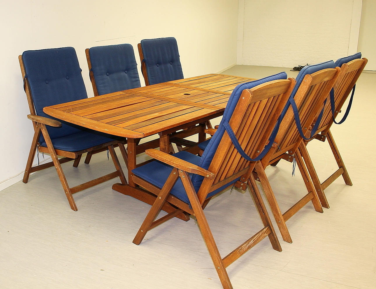 TRÄDGÅRDSGRUPP/MATGRUPP I TEAK, inkl dynor.