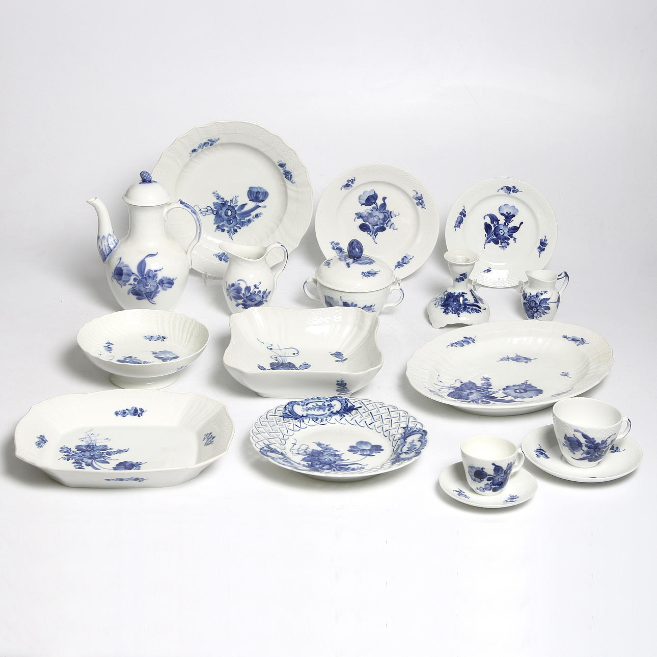 MAT, KAFFE och MOCCASERVIS, 85 delar, "Blå Blomst", Royal Copenhagen, Danmark, 1900-tal.