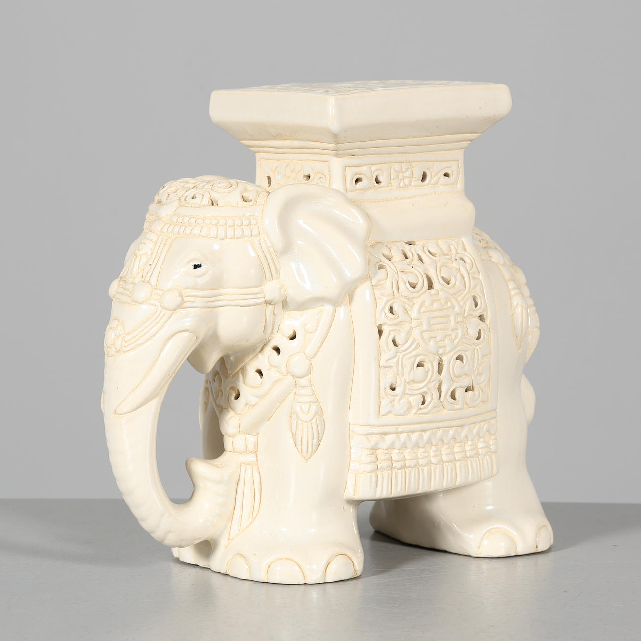 PEDESTAL, elephant, ceramic.