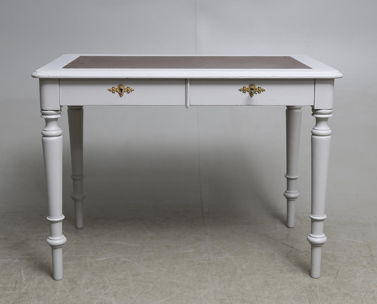 SKRIVBORD, gråmålat med läderskiva, sekelskiftet 1900.