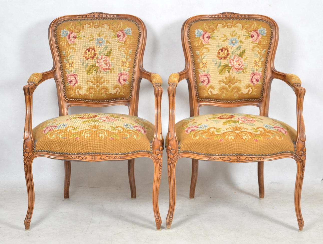 KARMSTOLAR, 1 par, rokokostil.