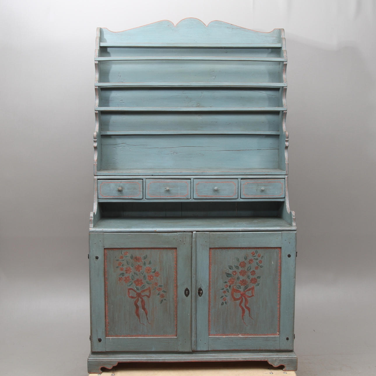 SKÅP med tallrikshylla, allmoge, 17/1800-tal.