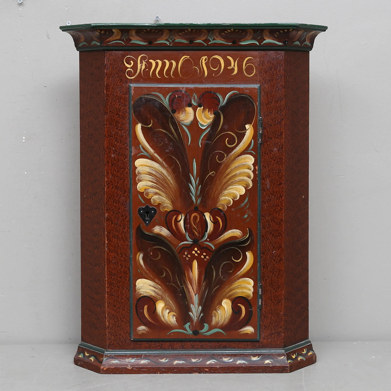 HÖRNVÄGGSKÅP, 1900-tal.