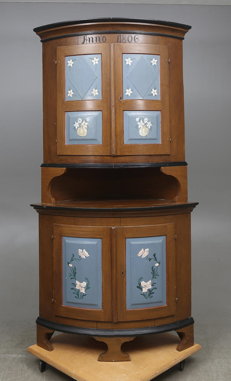 HÖRNSKÅP, allmoge, 1800-tal.