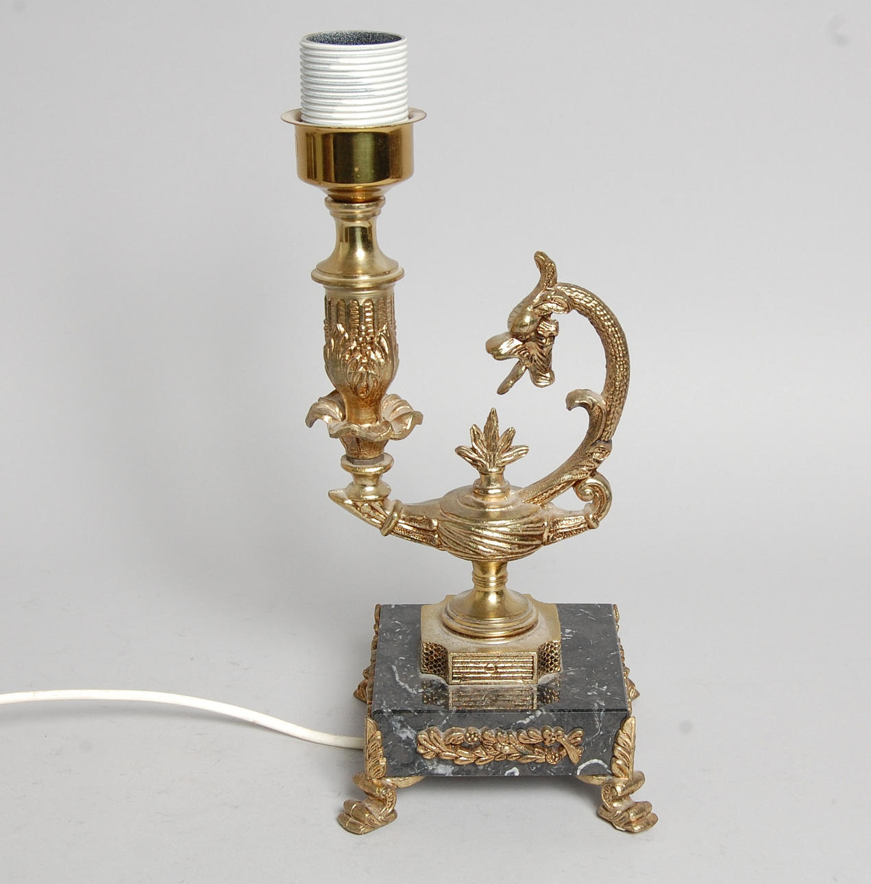 BORDSLAMPA, på marmor sockel.